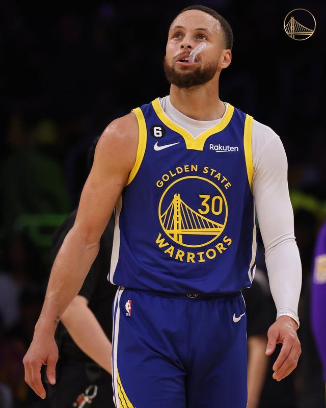 于形成侧翼 于形成侧翼